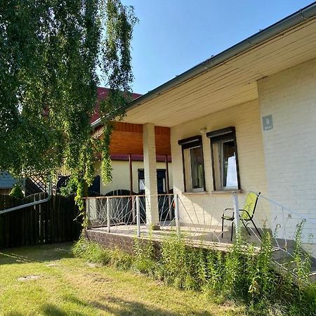 Domek Z Ogrodem Рови Екстериор снимка